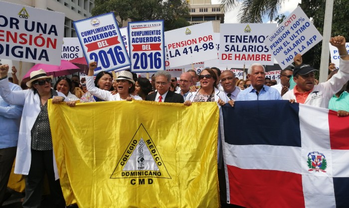 Médicos denuncian agresión en marcha hacia Palacio Nacional (VIDEO) 