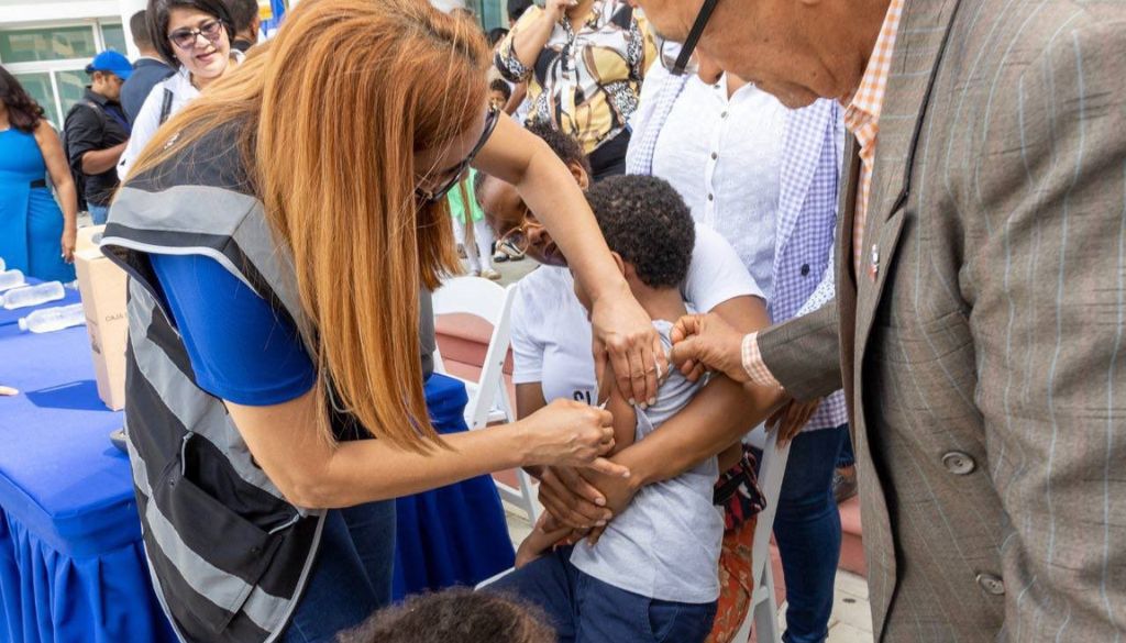 Inmunizan a miles de niños en jornada vacunación  