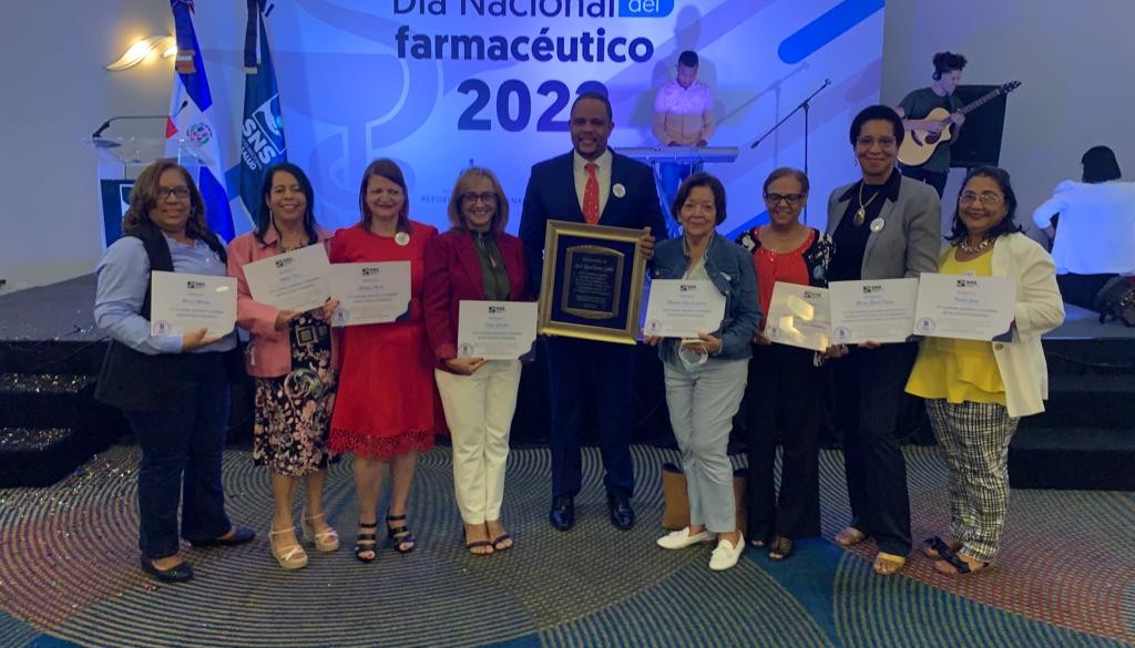 Reconocen farmacéuticos en su día 