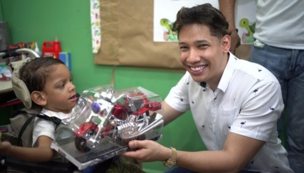 Doctor Milton Herrera entrega juguetes a niños de Boca Chica 