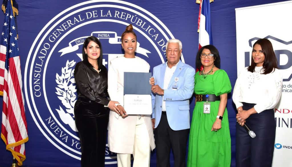 Doctora Yily de los Santos es reconocida en New York  