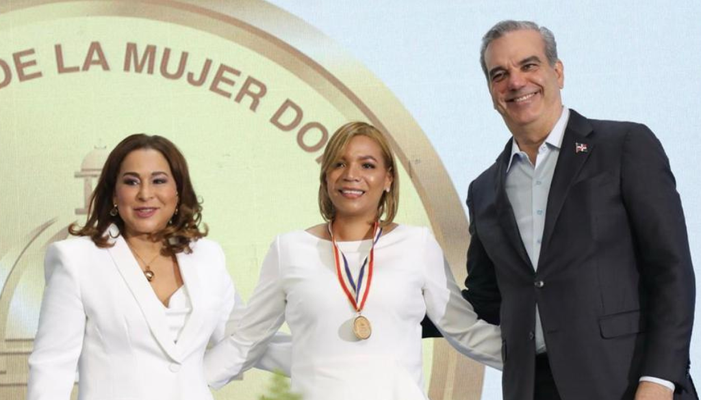 Dra. Mirna López recibe Medalla al Mérito en renglón salud  