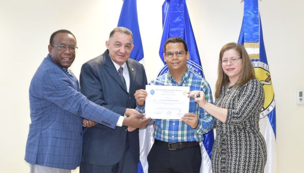 UASD reconoce al doctor Julio Adrián Rivas Ramírez 