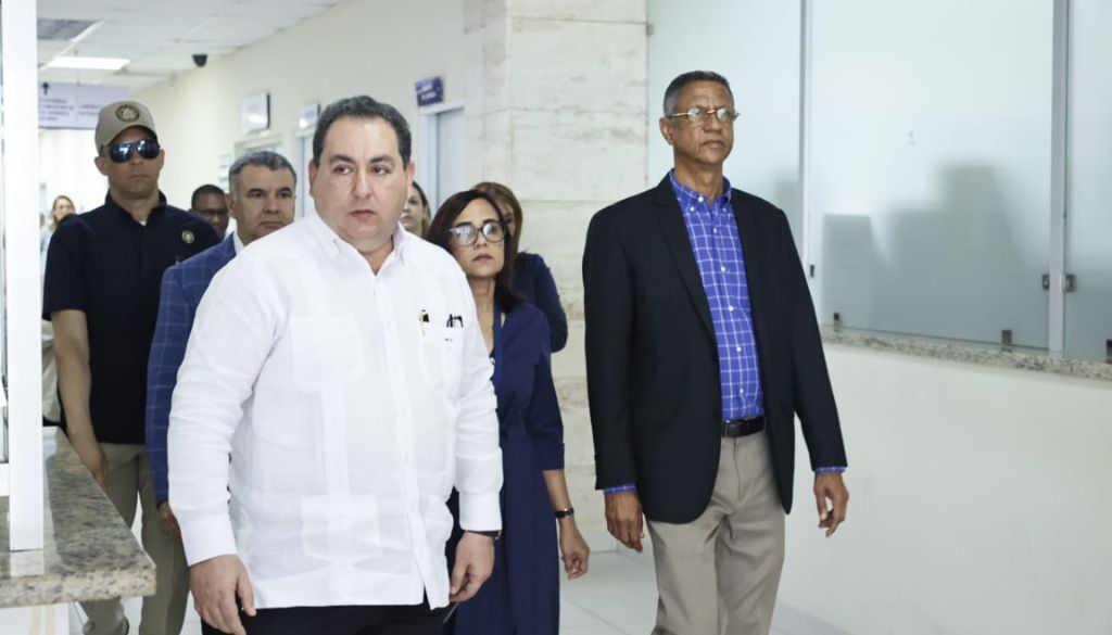 Director del SNS inspecciona Hospital de Los Mina 