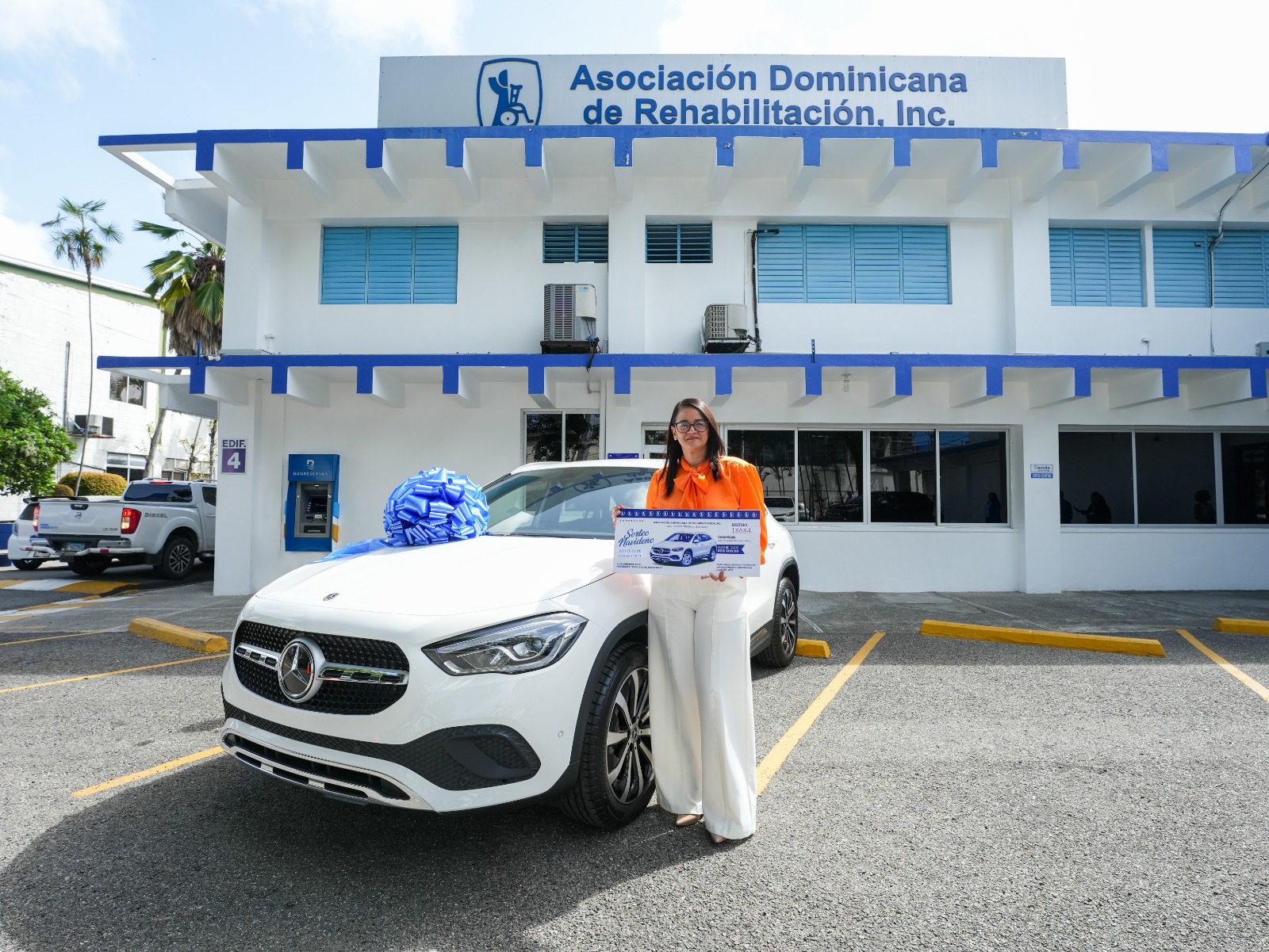 Rehabilitación entrega yipeta Mercedes-Benz a ganadora de sorteo 2022 