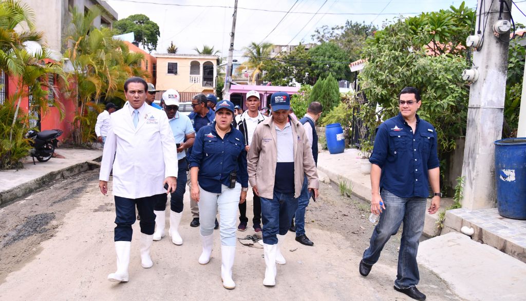 Ministro de Salud realiza recorrido por zona afectada por inundación 