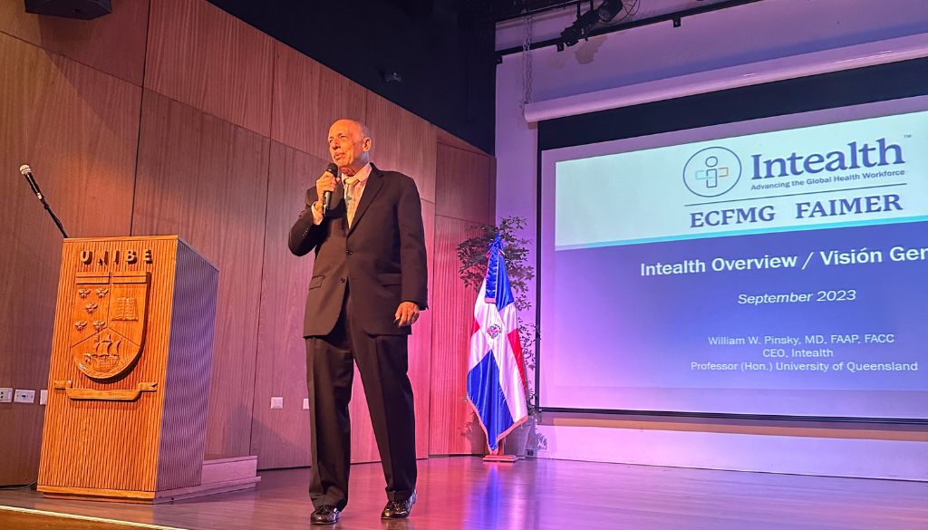 Doctor William Pinsky presenta conferencia sobre Intealth (ECFMG + FAIMER) 