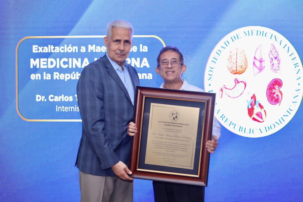 Sociedad médica exalta con máximo galardón a maestro de la medicina 