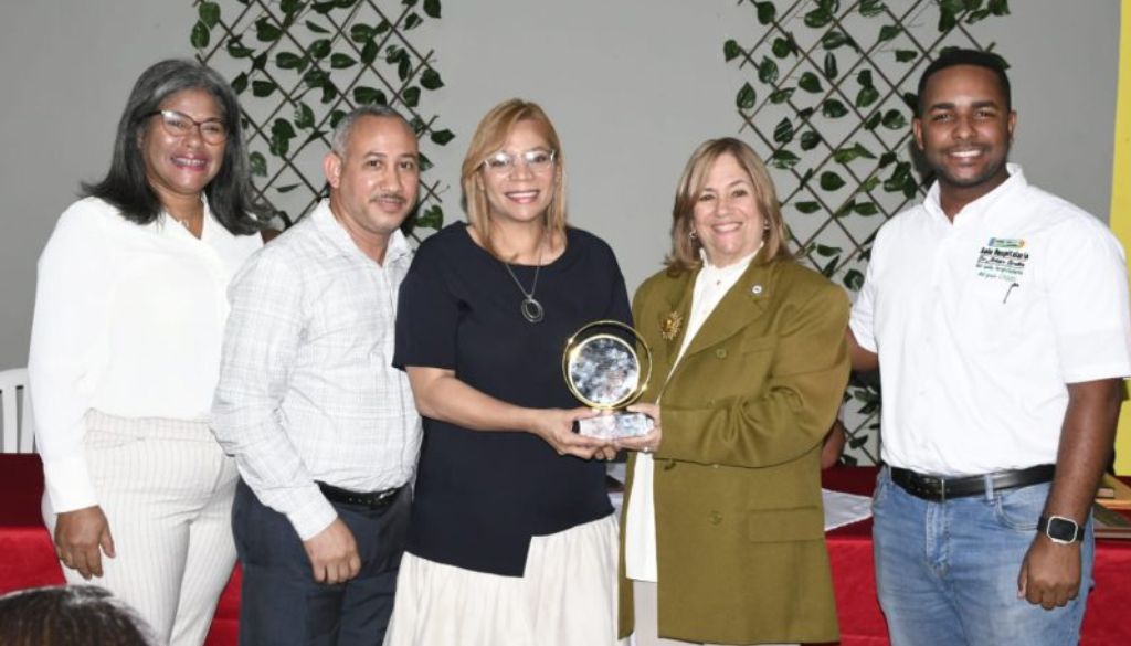 Reconocen Hospital Arturo Grullon por éxito de aula hospitalaria 