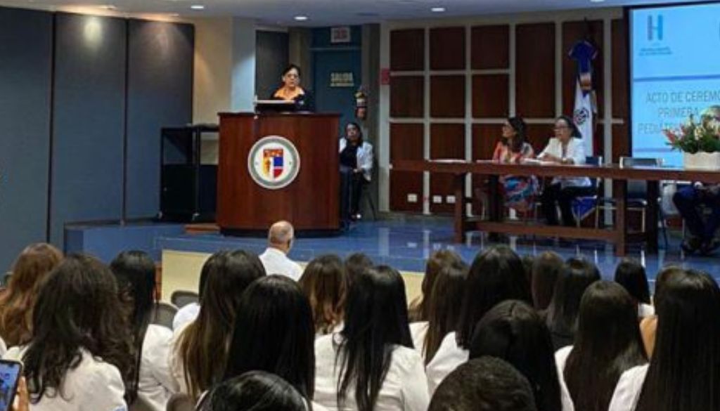 Hospital Arturo Grullón celebra graduación de pediatras y cardiólogos 