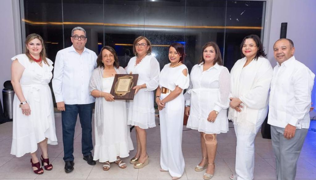 Reconocen trayectoria de la Dra. Fernanda Aurora Nanita de Estévez 