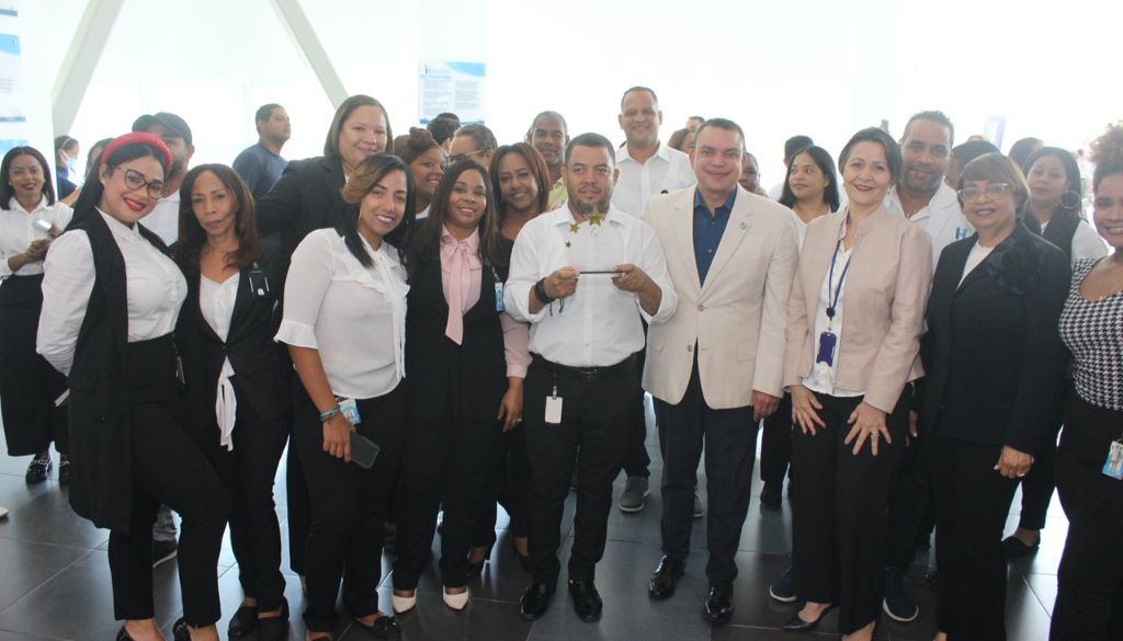 Personal Ney Arias celebra primer lugar como centro de salud con Mejor Desempeño Hospitalario 