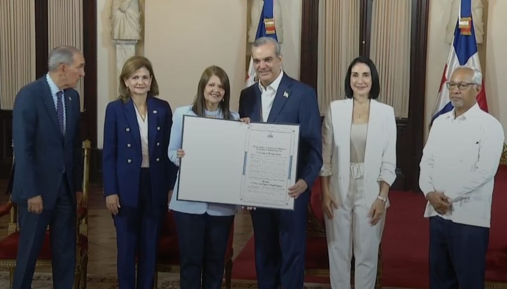 Dra. Elisa A. D’Angelo Mendoza recibe prestigioso galardón de excelencia en la Educación Universitaria 