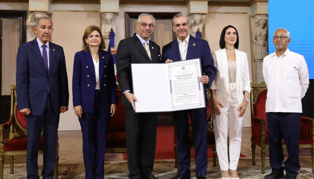 Dr. Marcos Núñez recibe reconocimiento a Excelencia Académica 