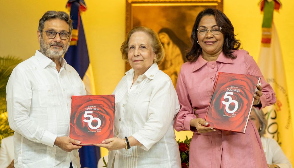 Instituto Santa Rosa pone libro en circulación por  50 aniversario  