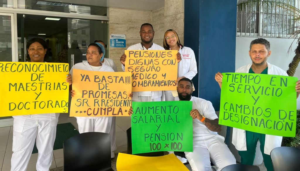 Enfermeras exigen mejoras salariales y laborales con masiva protesta en hospitales 