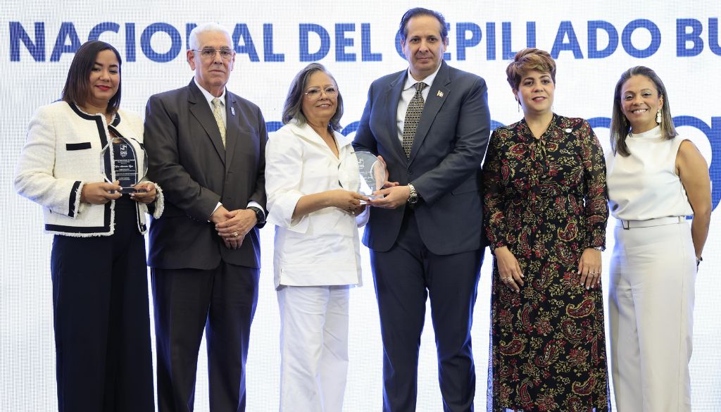 Reconocen excelencia de 22 profesionales de la odontología  