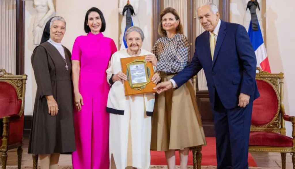 Celebran Día Internacional de la Persona de Edad y Día Nacional de la Persona Envejeciente con entrega de premios 