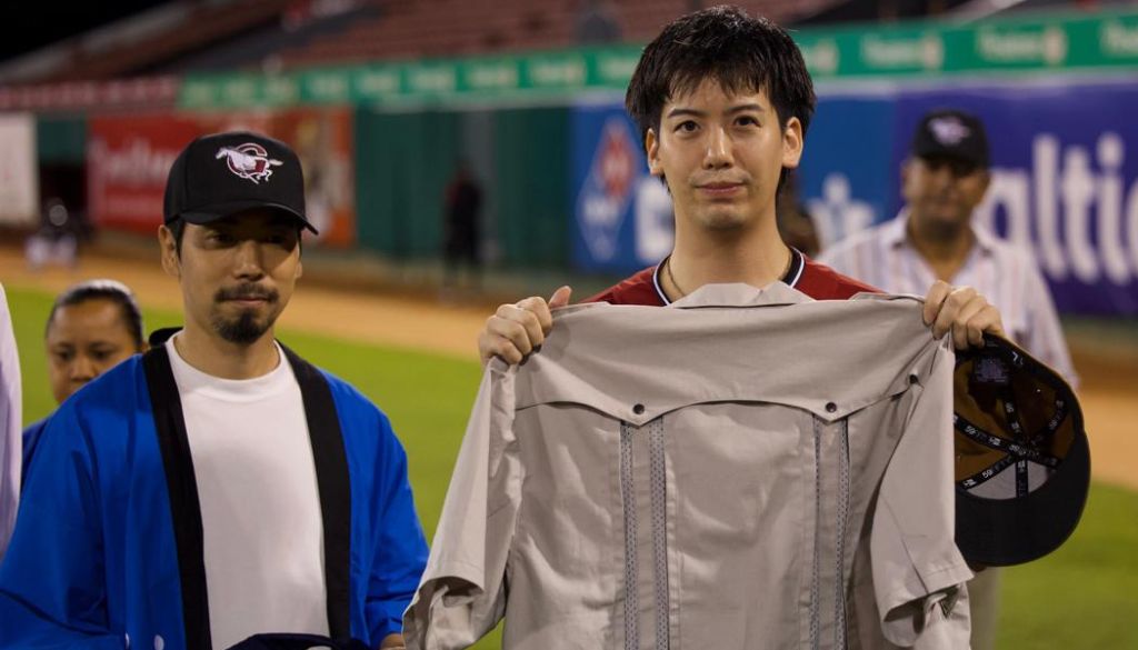 Donan nuevos uniformes diseñados en Japón para promotores de salud  