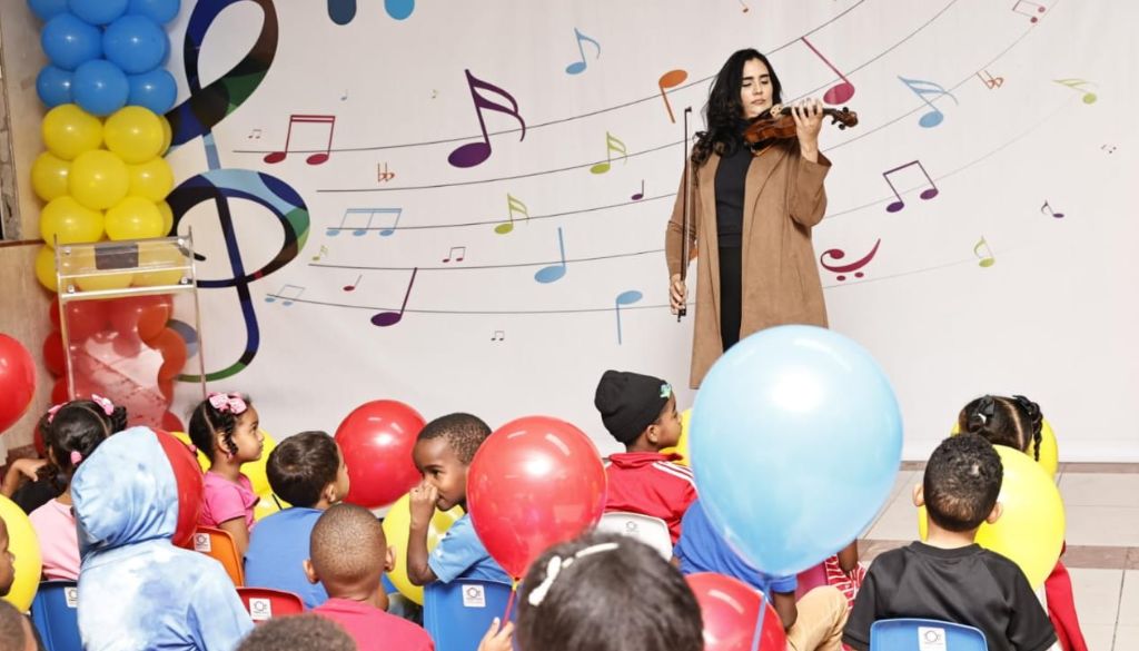 Aisha Syed lleva esperanza con su violín a niños del Hospital Robert Reid Cabral 