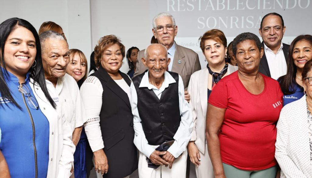 Benefician a más de cien envejecientes con prótesis dentales gratuitas  