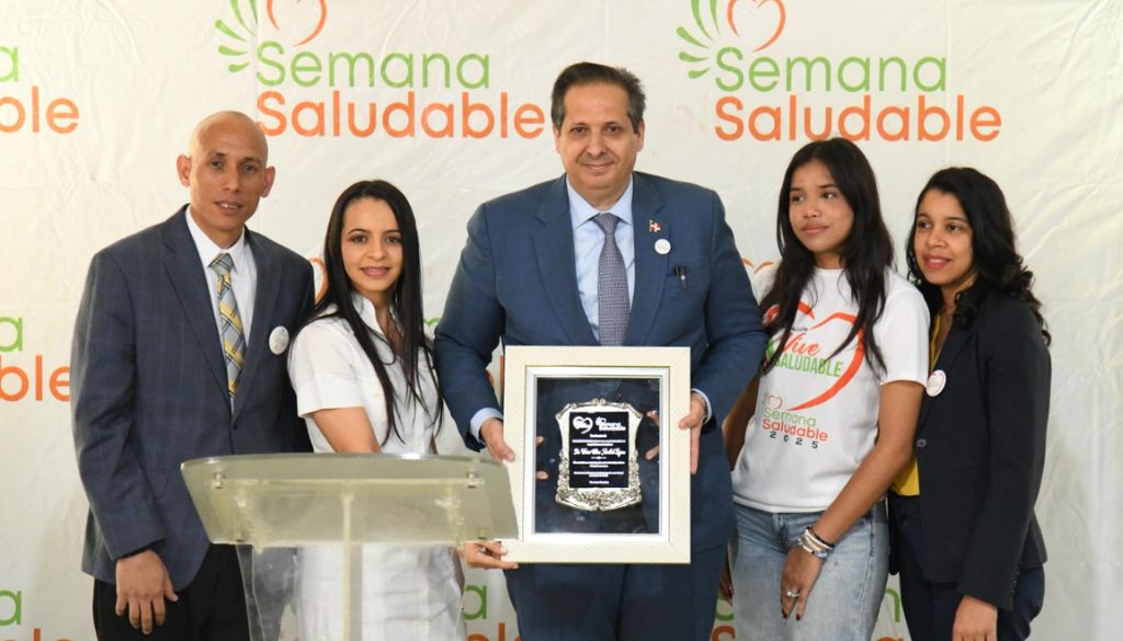 Reconocen trayectoria y labor del ministro de Salud 