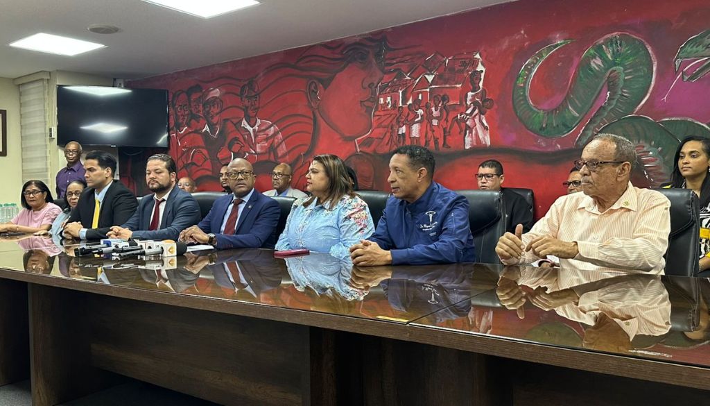 Congreso se compromete a revisar artículos del Código Penal que afectan ejercicio médico 
