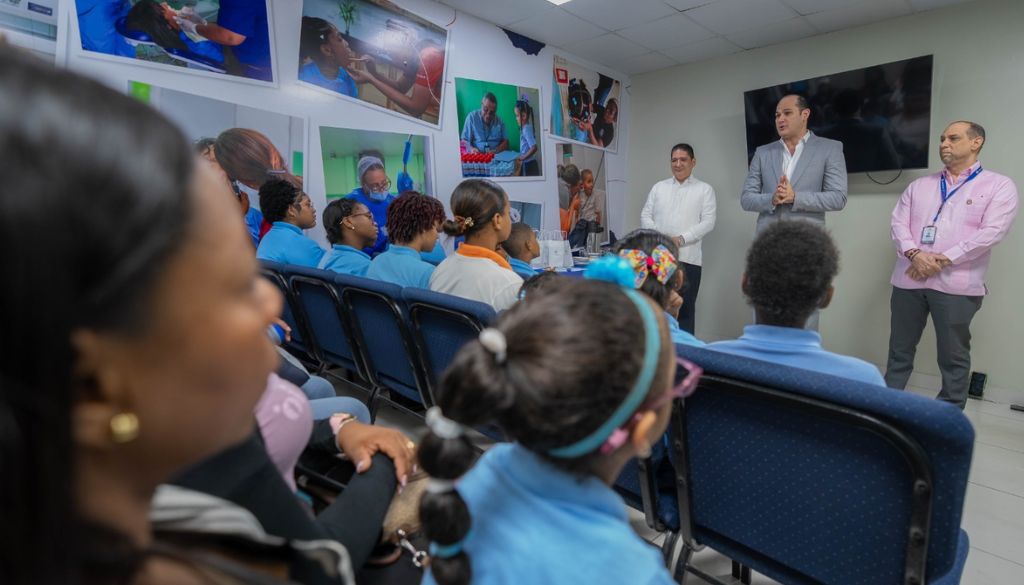 INABIE beneficia a 13 estudiantes con cirugías oculares especializadas sin costo 