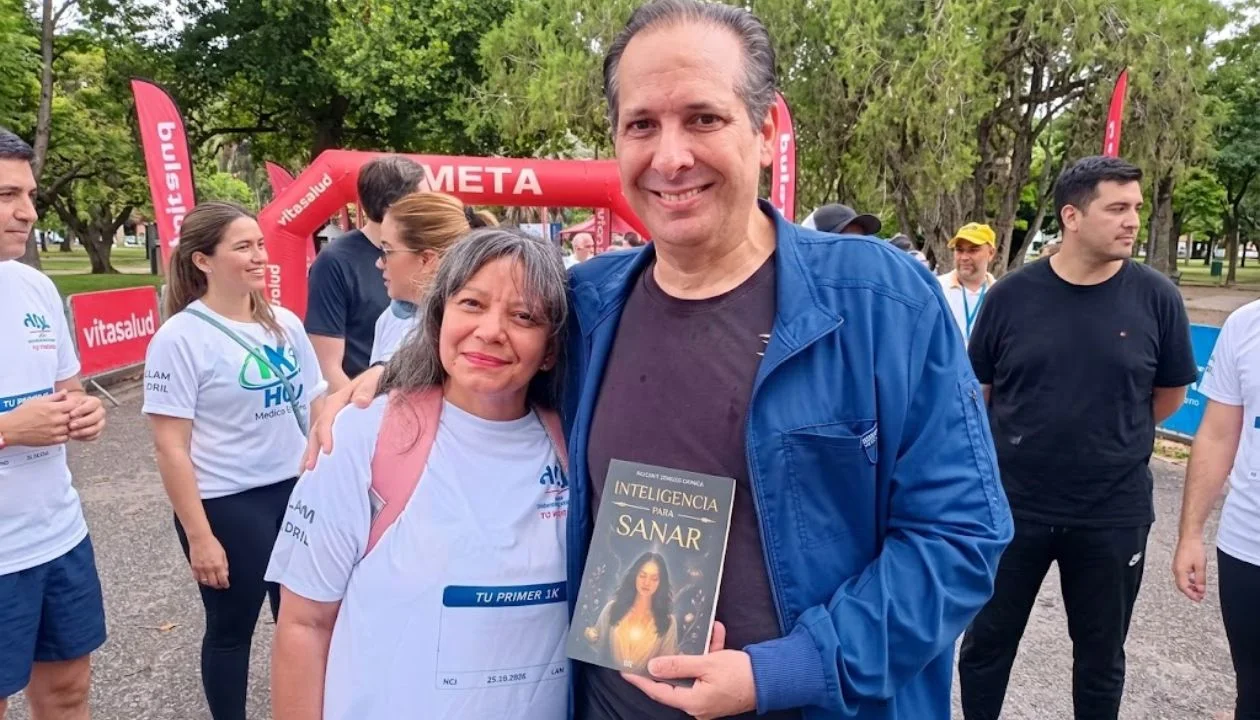 Melba Grullón entrega al ministro de Salud su libro «Inteligencia para sanar»